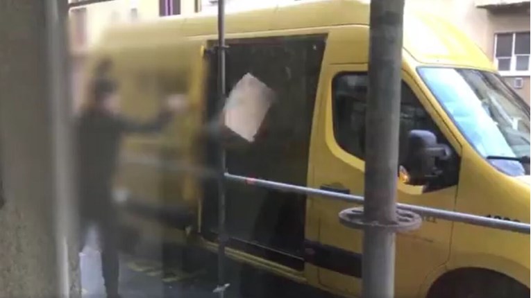 VIDEO Poštar u Zagrebu divljački baca pakete u kombi, dobio je otkaz